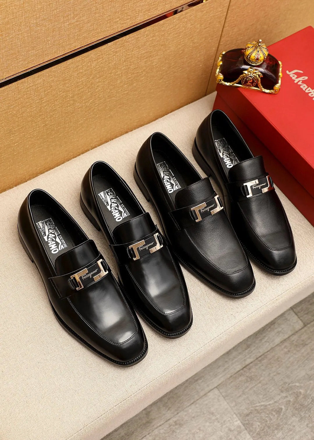 Men's shoes 💰480 💐 Product trademark: Ferragamo "Ferragamo" casual leather shoes Regular size: 38-44 (45.46🉑️customized) Product materials: Selected imported first-layer calfskin upper + luxury hardware buckle, imported water-dyed cow leather lining. Strong three-dimensional visual effect, original rubber outsole Color: 2⃣️colors available